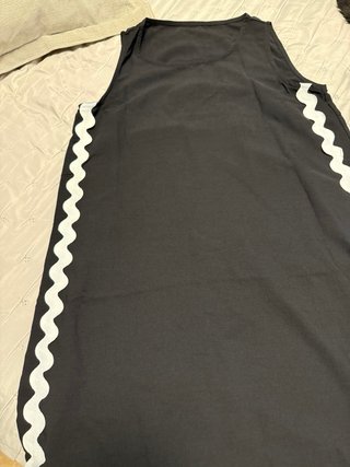 Vestido negro con detalles rojos y blancos