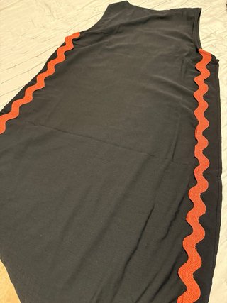 Vestido negro con detalles rojos y blancos
