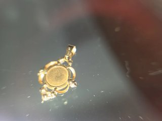 Medalla oro 18K con circonitas.