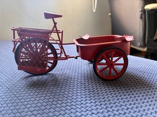 Bicicleta miniatura roja de chapa