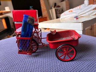 Bicicleta miniatura roja de chapa