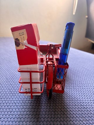 Bicicleta miniatura roja de chapa