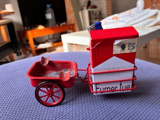 Bicicleta miniatura roja de chapa