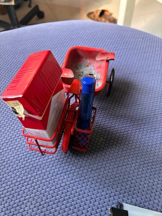 Bicicleta miniatura roja de chapa