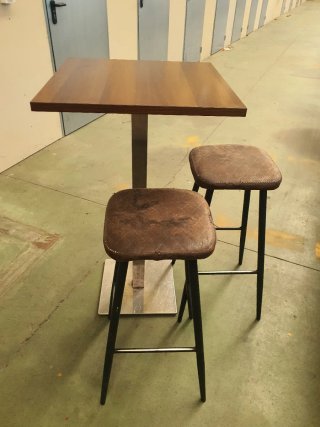 Mesa alta y 2 taburetes