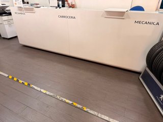 Mobiliario oficina/taller gris y blanco.