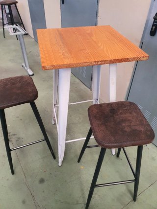 Mesa alta y 2 taburetes