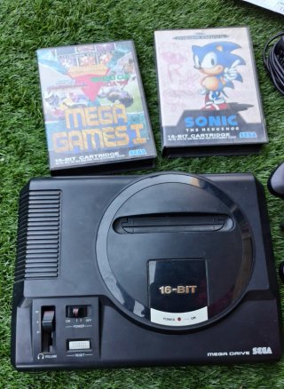 Console Sega Mega Drive Nera + Giochi