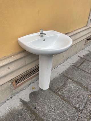 Lavabo blanco con pedestal