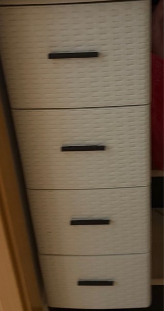 Mueble de plástico blanco con cajones