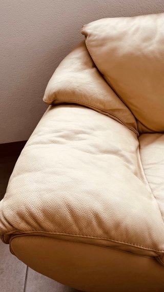 Sofá de piel beige