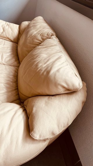Sofá de piel beige