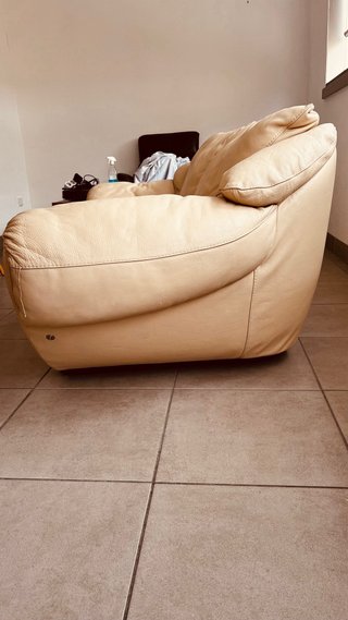 Sofá de piel beige
