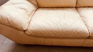 Sofá de piel beige