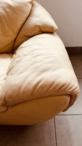 Sofá de piel beige