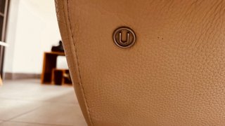 Sofá de piel beige