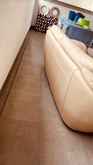 Sofá de piel beige