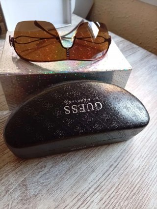 Gafas de sol Guess marrones y doradas