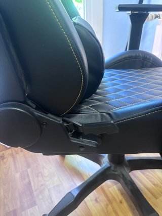 Silla gaming GAME negra con costuras doradas