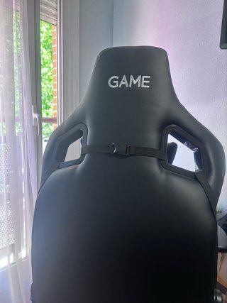 Silla gaming GAME negra con costuras doradas