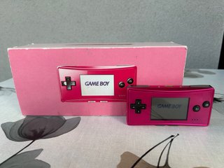 Game Boy Micro Rosa/Rojo y juego bratz