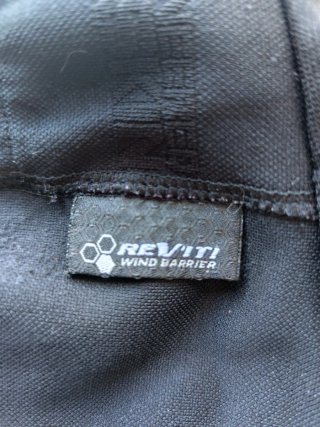 Braga cubre cuello marca Revit negra.