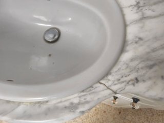 Mueble de baño con lavabo y grifo