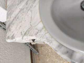 Mueble de baño con lavabo y grifo
