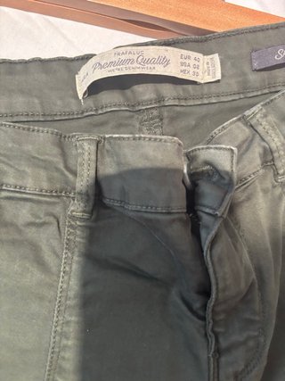 Pantalones skinny verdes con cremalleras