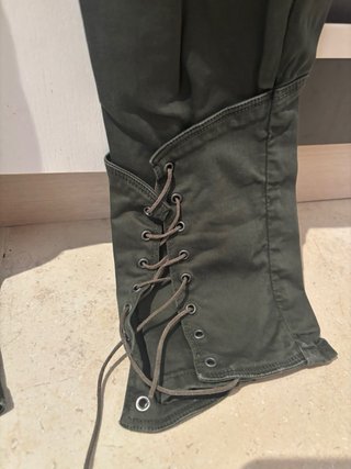 Pantalones skinny verdes con cremalleras