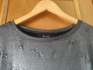 Camiseta plateada con estampado de llaves