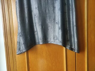 Camiseta plateada con estampado de llaves