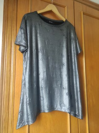 Camiseta plateada con estampado de llaves