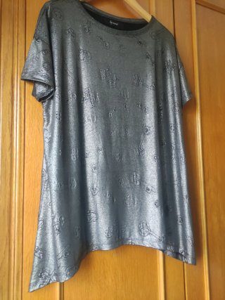 Camiseta plateada con estampado de llaves
