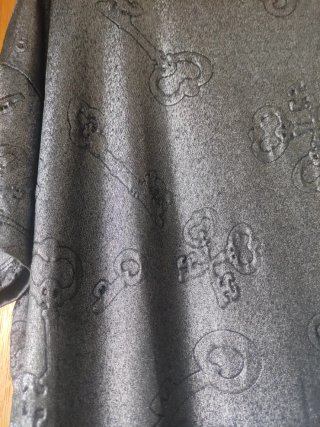 Camiseta plateada con estampado de llaves