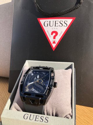 Reloj Guess Negro y Dorado