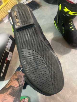 Botas de moto TCX negras y flúor