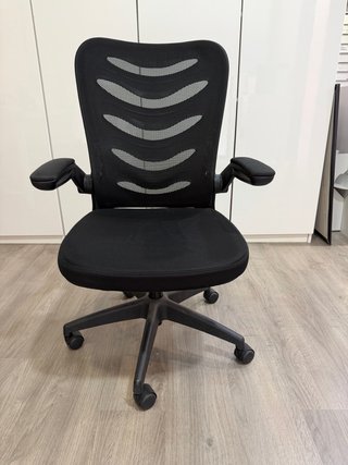 Silla de oficina giratoria negra acolchada