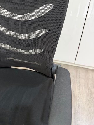 Silla de oficina giratoria negra acolchada