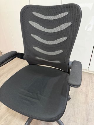 Silla de oficina giratoria negra acolchada