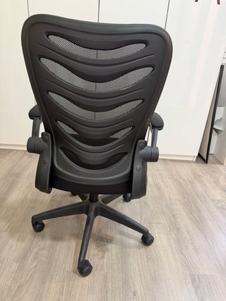 Silla de oficina giratoria negra acolchada