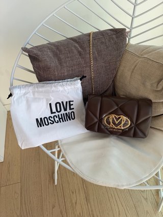Borsa Love Moschino marrone con logo oro