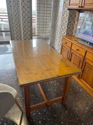 Mesa de comedor rústica de madera y cristal