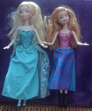 Muñecas Ana y Elsa de la película "Frozen" con luz