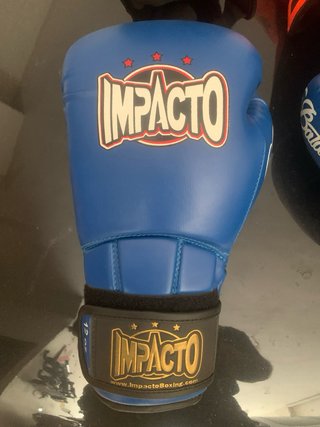 Guantes y espinilleras de boxeo impacto