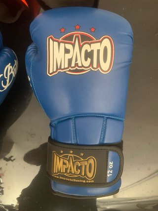 Guantes y espinilleras de boxeo impacto