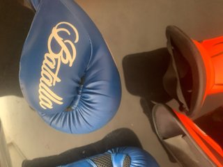 Guantes y espinilleras de boxeo impacto