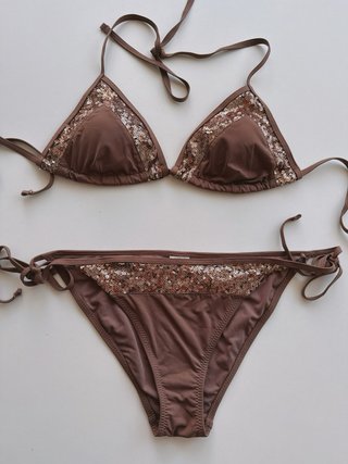 Bikini marrón con lentejuelas doradas
