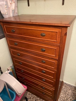 Cómoda de madera marrón