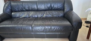 Sofá de piel negro